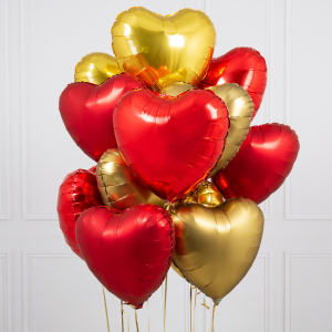 Дюжина с золотыми и красными сердечками из фольги наполненными гелием