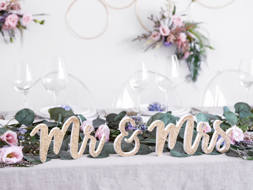 Деревянная надпись Mr & Mrs, золото, 50х10см Деревянная надпись Mr & Mrs, золото, 50х10см