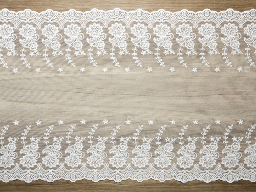 Mežģīnes, gandrīz baltas, 0,45 x 9 m (1 gab. / 9 lm) Mežģīnes, gandrīz baltas, 0,45 x 9 m (1 gab. / 9 lm)