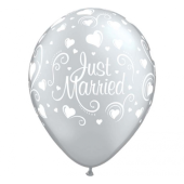 Apdrukāts lateksa balons Just Married and hearts (30 cm)